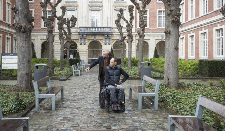 In College De Valck met de rolstoel In College De Valck met de rolstoel