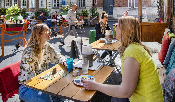 Gezellig tafelen op het terras van Dewerf