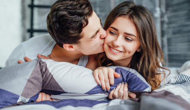 Koppel in hotelkamer