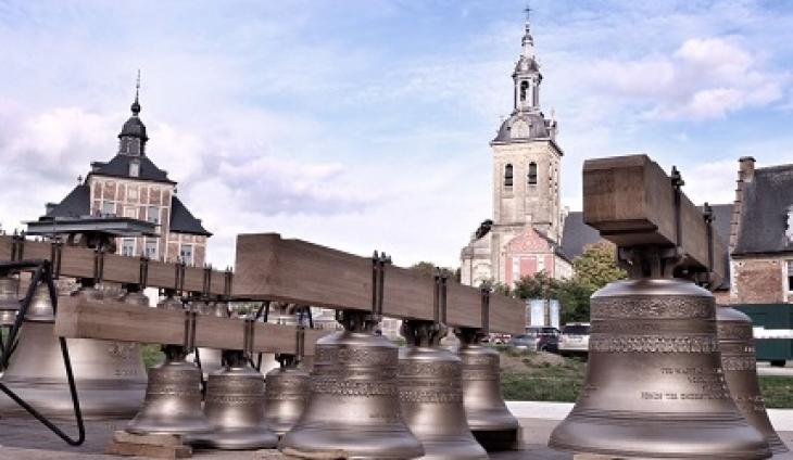 De klokken van de Vredesbeiaard staan op het Neerhof.