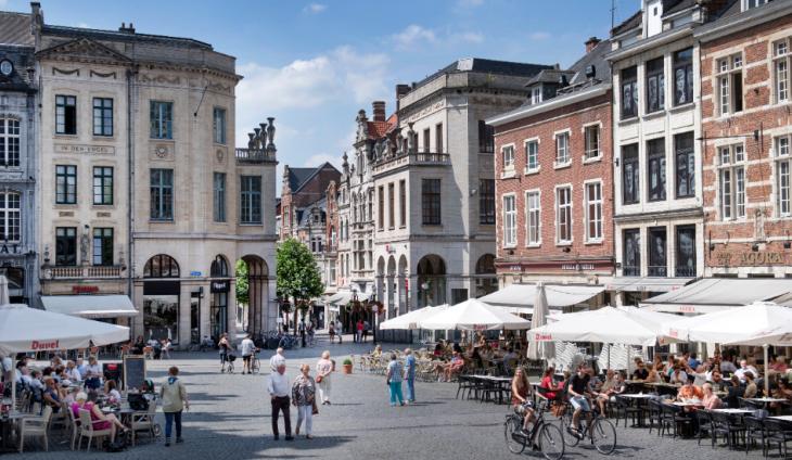 Zicht op de terrasjes van de Grote Markt