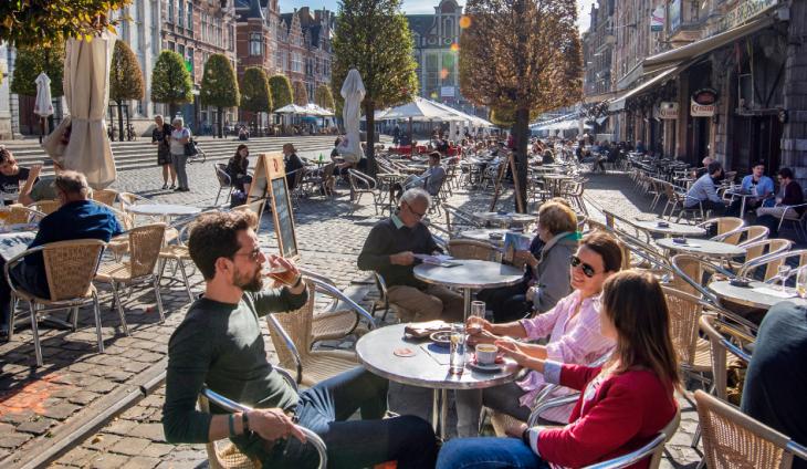 ©Karl Bruninx Zomers terrasje op de Oude Markt