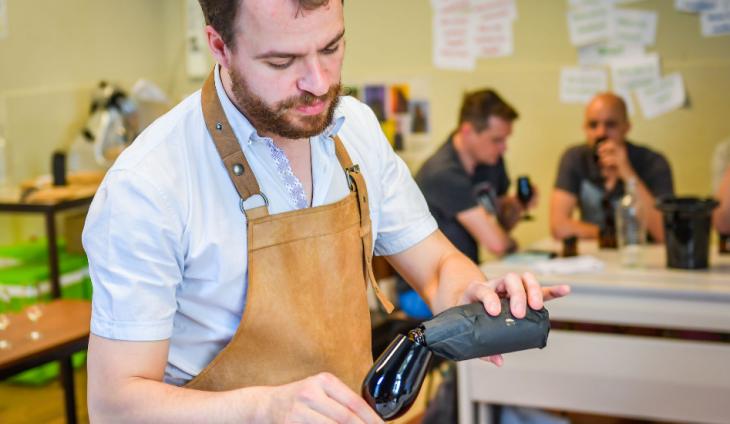 ©Joël Hoylaerts Dr Beer schenkt bier uit tijdens een workshop