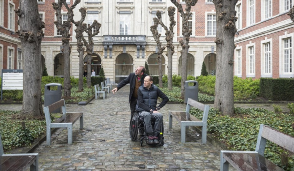 In College De Valck met de rolstoel