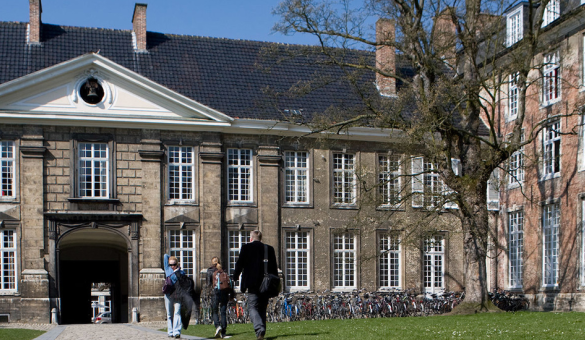 Zicht op het Pauscollege en de binnenkoer