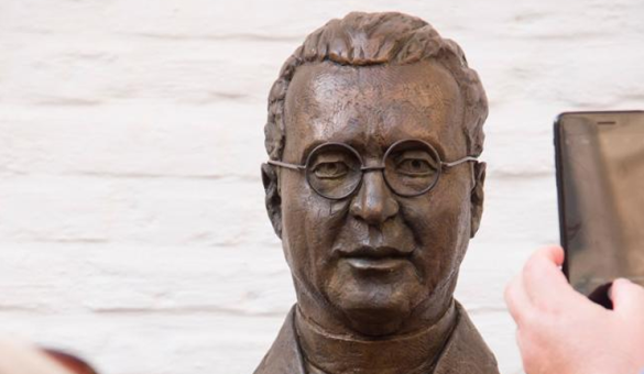 Standbeeld van Georges Lemaître in het Premonstreitcollege