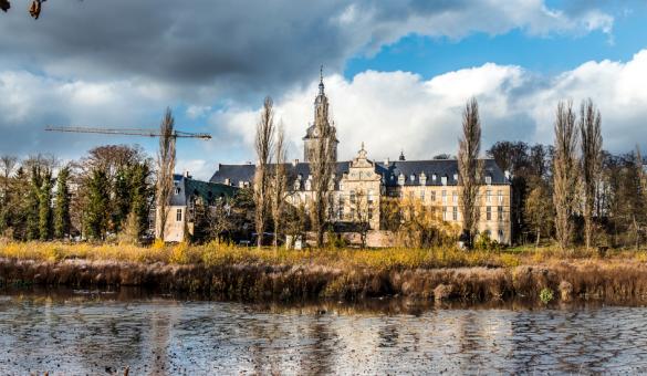 Zicht op Abdij van Park met vijvers Zicht op Abdij van Park met vijvers