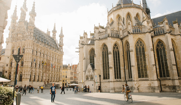 De Grote Markt met stadhuis, Sint-Pieterskerk en Tafelrond