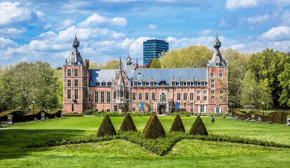 Zicht op het Arenbergkasteel in de zomer