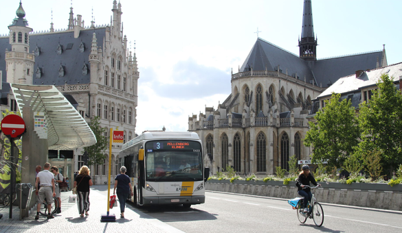 Rector De Somerplein met zicht op stadhuis en Sint-Pieterskerk