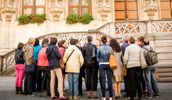 Groep aan het stadhuis op de Grote Markt