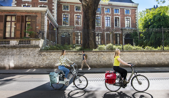©Karl Bruninx Fietsers in de Naamsestraat ter hoogte van het Atrechtcollege