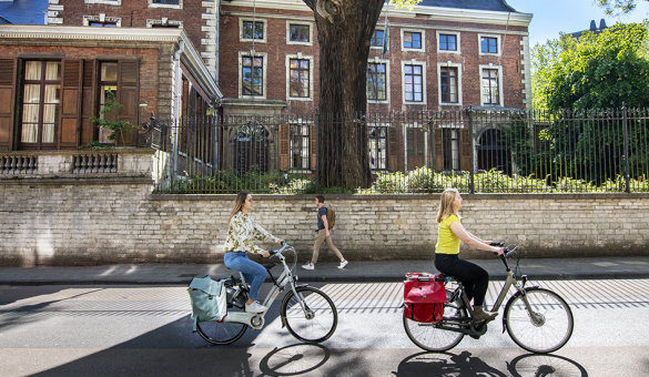 Fietsers in de Naamsestraat ter hoogte van het Atrechtcollege