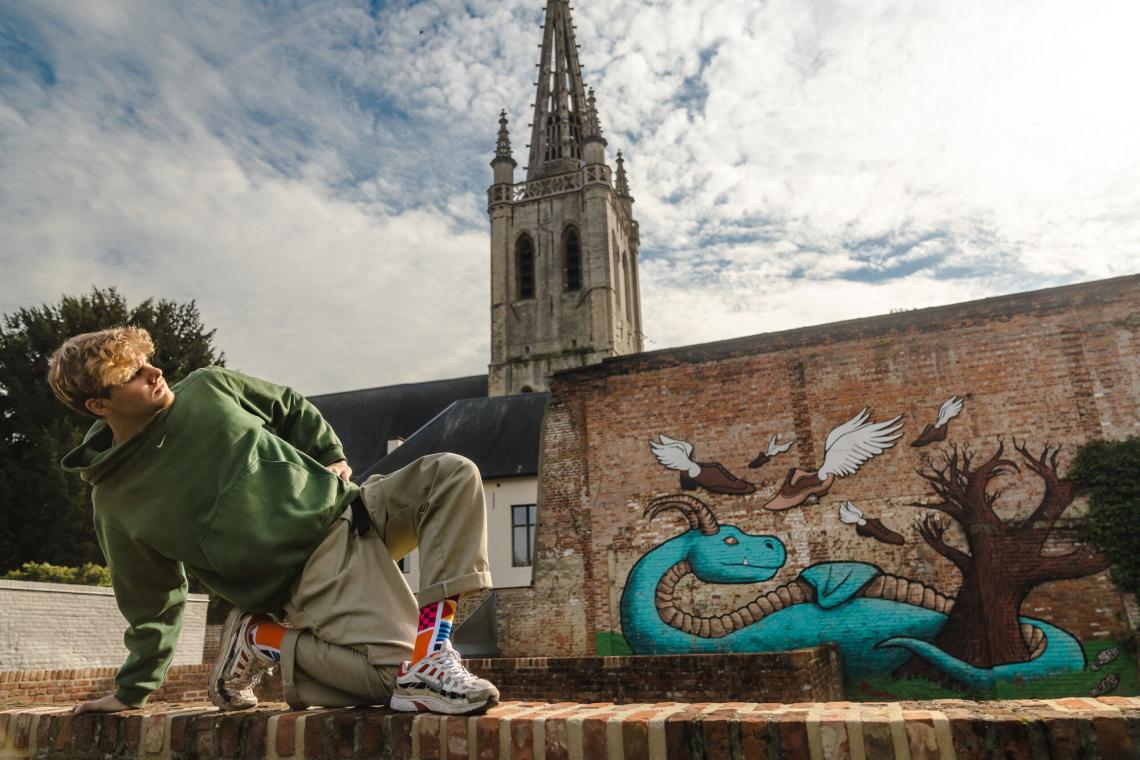 Break dance aan met Sint-Geertruikerk op de achtergrond Break dance aan met Sint-Geertruikerk op de achtergrond