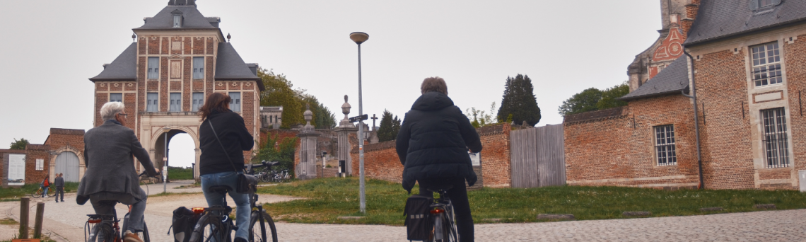Fietsen langs Abdij van Park