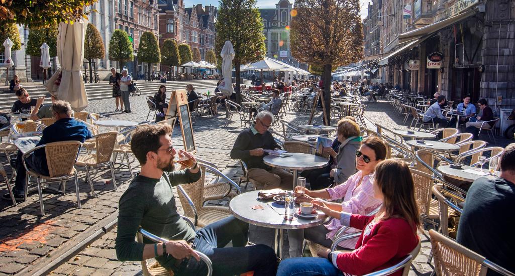 ©Karl Bruninx Zomers terrasje op de Oude Markt