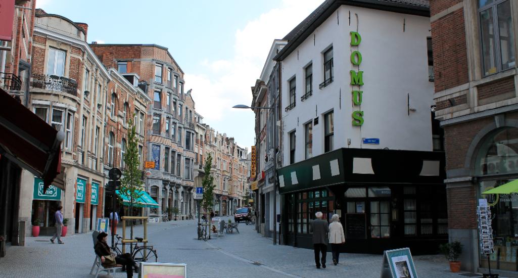 Zicht op Domus brouwerij in de Tiensestraat