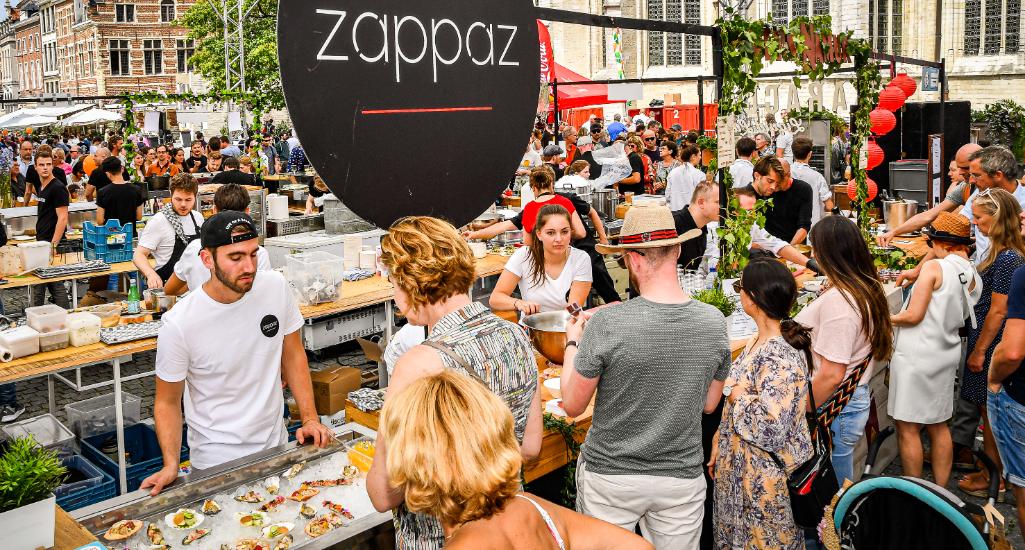 ©Joël Hoylaerts Stand op de Grote Markt tijdens Hapje-Tapje