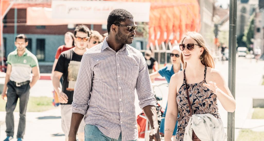 ©Jan Op De Kamp Wandelende bezoekers in Leuven tijdens de zomermaanden