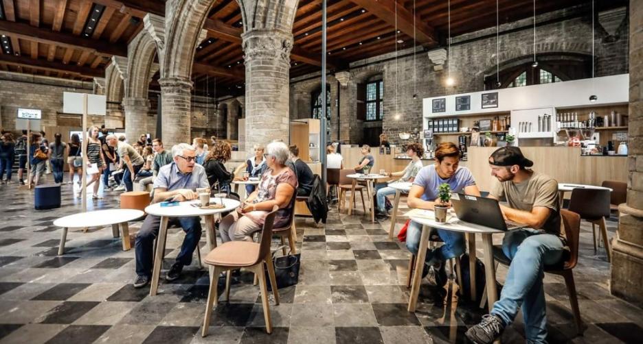 Koffie drinken in de Universiteitshal