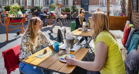©Karl Bruninx Gezellig tafelen op het terras van Dewerf