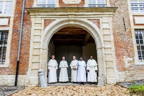© Jan Crab De paters poseren aan de ingang van het Provisorenhuis.