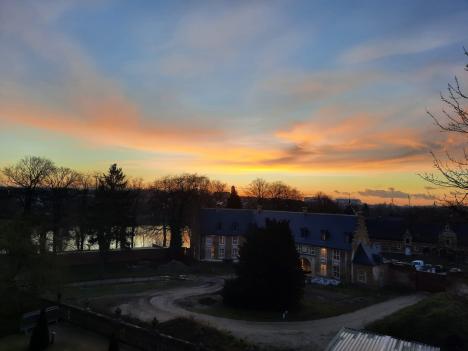 © Gerty Schols Zonsondergang achter het Provisorenhuis.