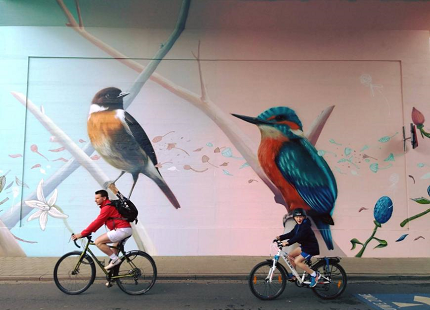 © Pieter Rombouts Fietsers passeren onder de nieuwe street art-brug door.