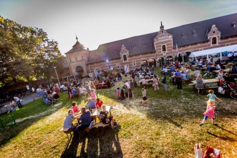 © Patrick De Ceuster De BoerEnCompagnie ontvangt haar aandeelhouders op het neerhof.