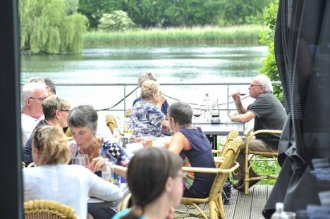 © Marco Mertens Het goed gevulde terras van brasserie De Abdijmolen.