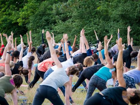 © Flowing Yoga De outdoor yogasessie.