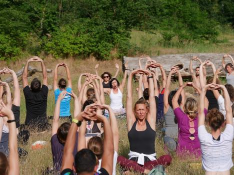 © Flowing Yoga De outdoor yogasessie.