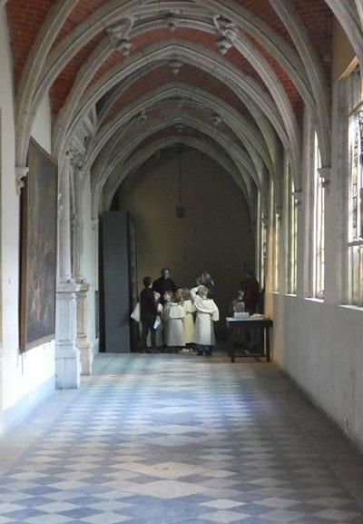 © PARCUM De kinderen lopen in de pandgang.