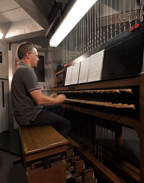 © Andreas Dill Luc Rombouts speelt op de universiteitsbeiaard.
