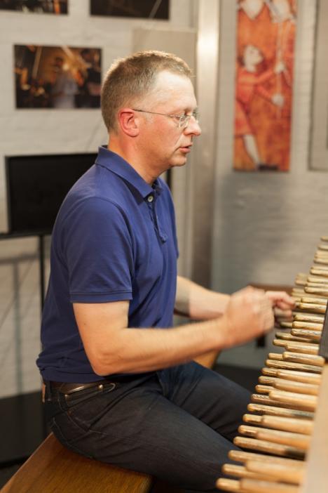 © Andreas Dill Luc speelt op de beiaard.
