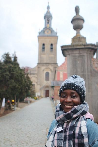 Mercy Sylvan Nafulah bij de abdijkerk.