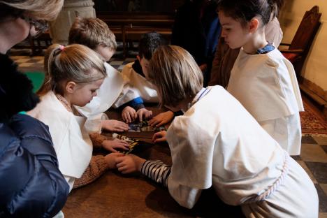 © PARCUM Samen met de gids gingen de kinderen op zoek naar de geheimen van de abdij.