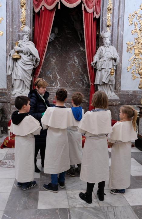 © PARCUM Samen met de gids gingen de kinderen op zoek naar de geheimen van de abdij.