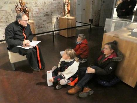 © PARCUM Verteller Jan geeft uitleg bij het schilderij van Jan Mandijn.