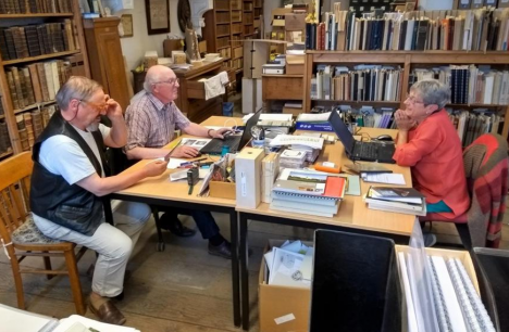 © Pieter Rombouts Vrijwilligers Kristiaan, Leo en Christine zijn aan de slag in het archief.