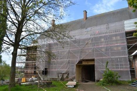 © Pieter Rombouts Een stelling belemmert het zicht op het Provisorenhuis.