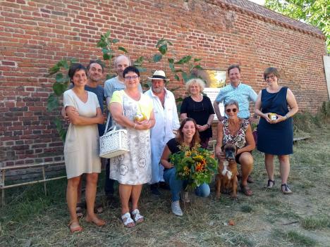 © Pieter Rombouts De winnaars poseren bij de zonnebloemen.