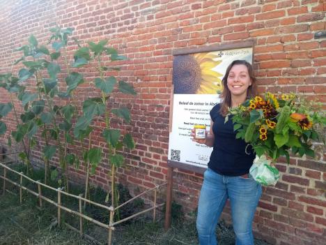 © Pieter Rombouts Winnares Carolien poseert bij de zonnebloemen.