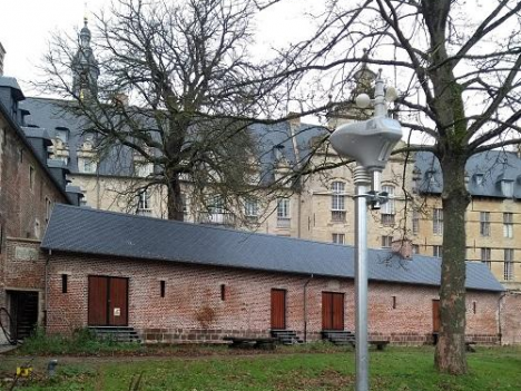 Het weerstation met op de achtergrond de zuidvleugel.