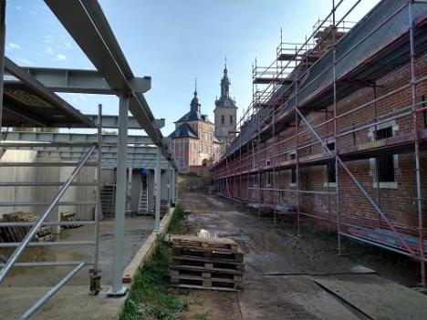 © Pieter Rombouts De werf aan de Tiendenschuur, met de abdijkerk in de verte.