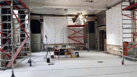 © Wim De Saeytyd De restauratiewerken aan de stucwerkplafonds in de refter.