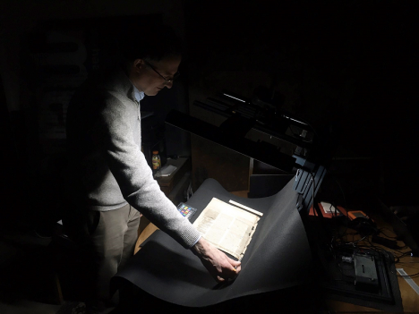 © MMFC Godfried Croenen aan de slag in de mobiele fotostudio.