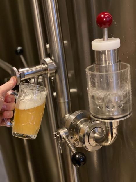 © Braxatorium Parcensis Brewery Het bier stroomt uit de brouwketel.