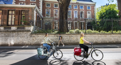 ©Karl Bruninx Fietsers in de Naamsestraat ter hoogte van het Atrechtcollege
