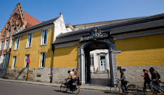 Huis van 't Sestich en het Hogenheuvelcollege in de Naamsestraat